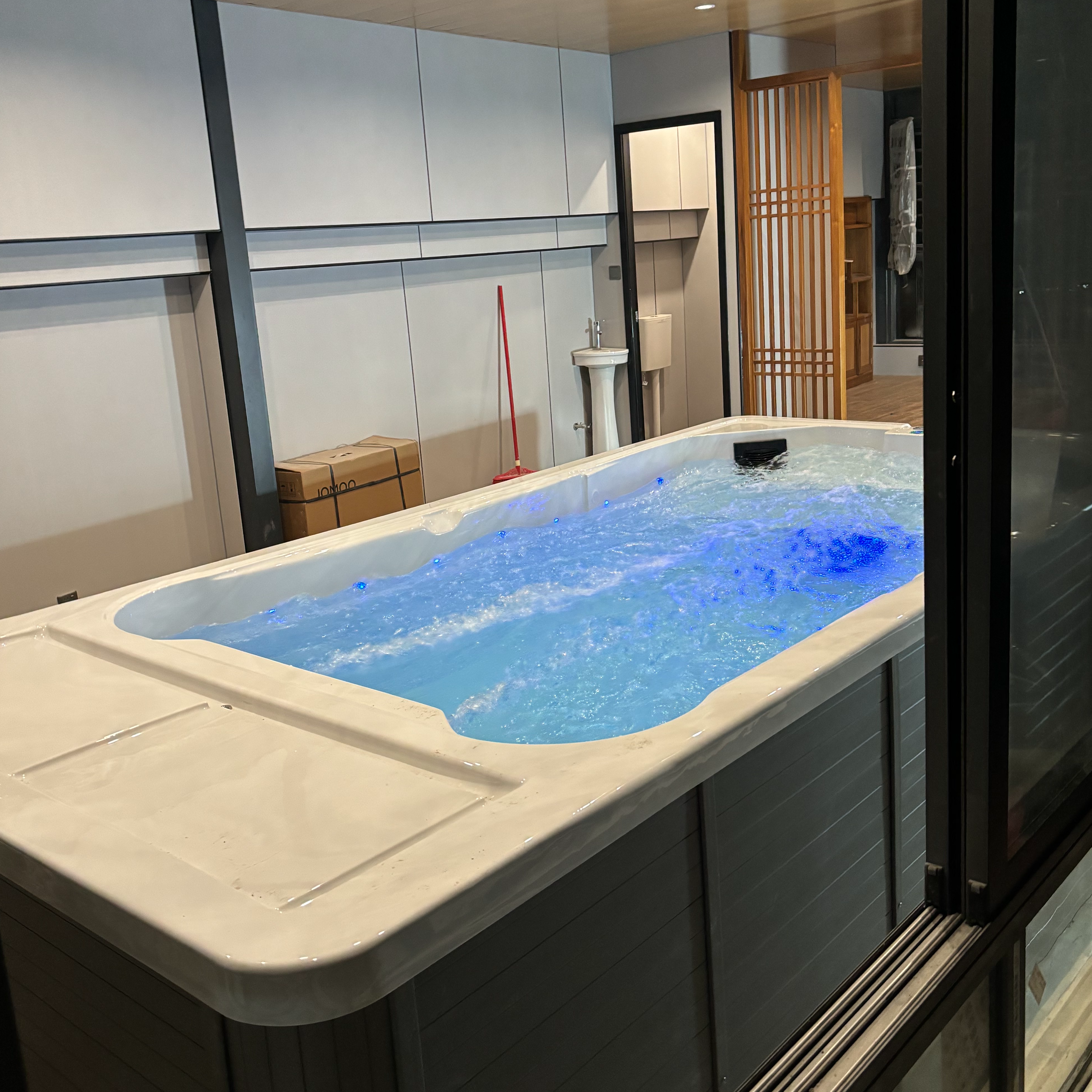 佛山顺德楼顶上的豪华之选：成品亚克力无边际泳池案例分享